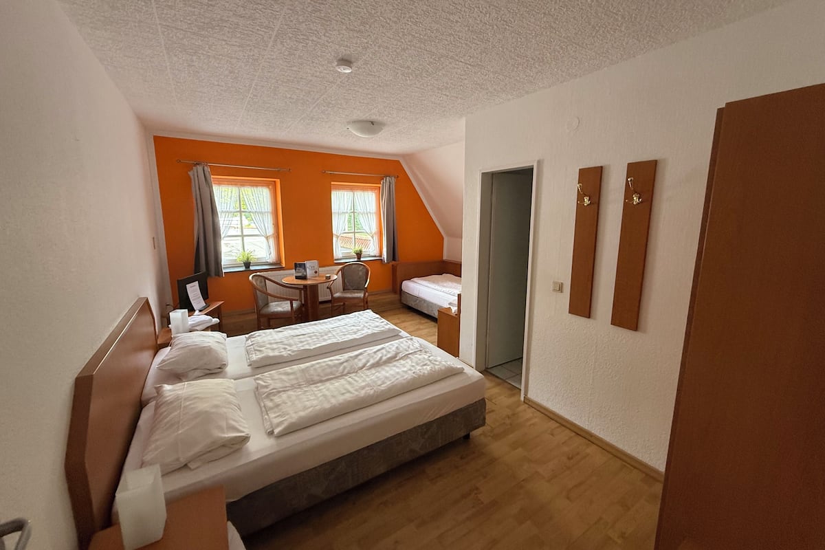 Habitación triple estándar | Ropa de cama hipoalergénica, escritorio, ropa de cama