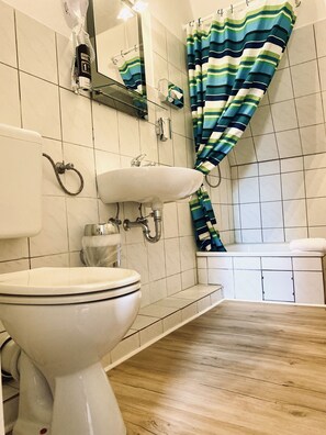 Standard Triple Room | Bathroom