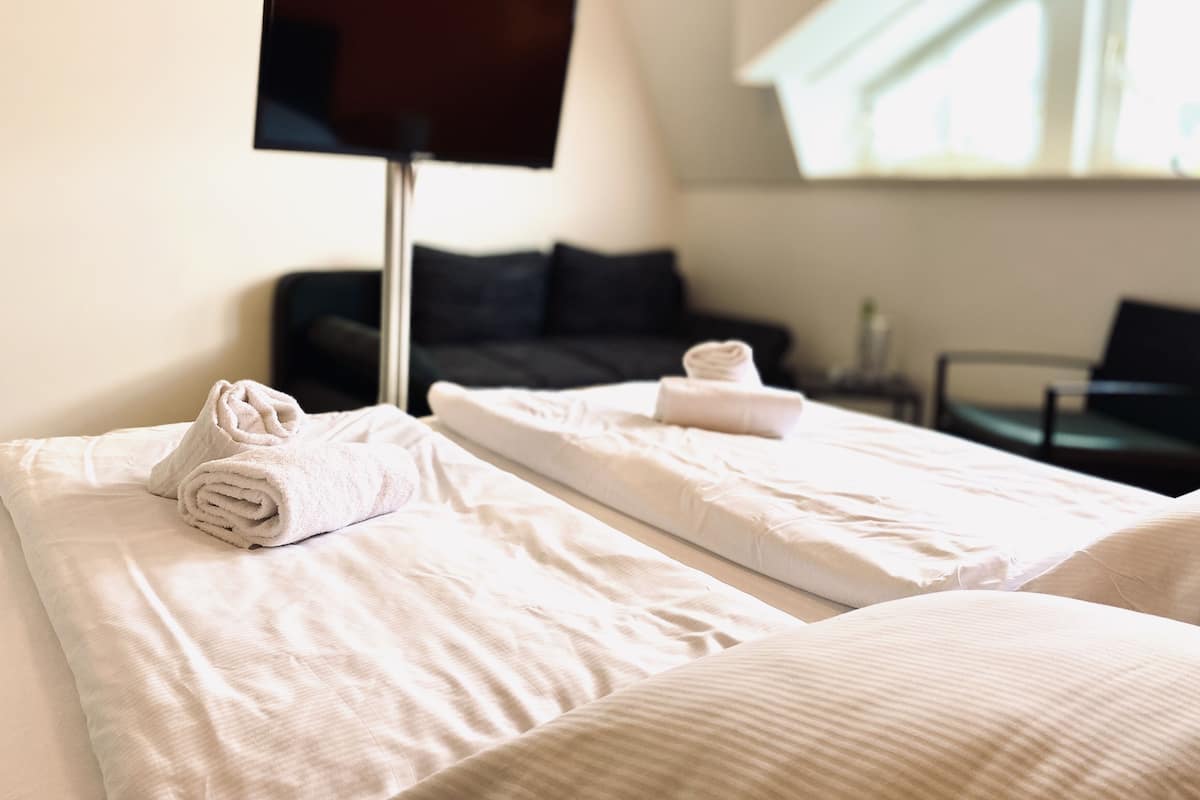 Habitación triple estándar | Ropa de cama hipoalergénica, escritorio y ropa de cama