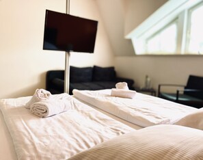 Standard Triple Room | Hypo-allergenic bedding, desk, bed sheets - Hotel-Restaurant Auerhahn (Grevenkrug)