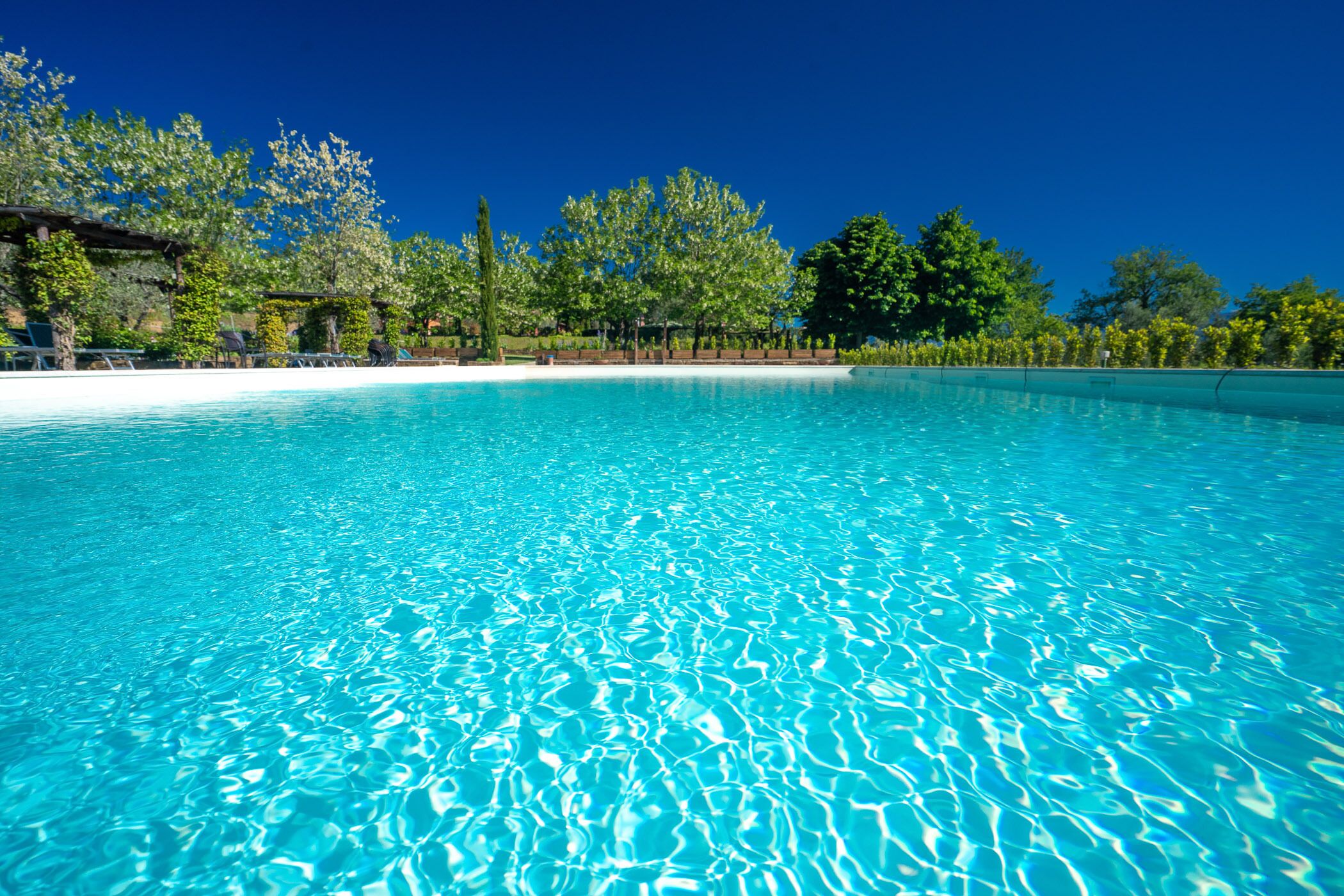 2 piscines extérieures, chaises longues