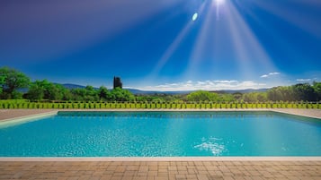 2 piscines extérieures, chaises longues