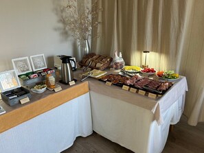 A buffet setup with various food items and condiments. - Relais Campiglioni (Montevarchi)