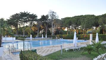 Piscine extérieure, parasols de plage, chaises longues