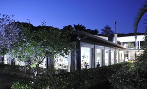 Façade de l’hébergement - soirée/nuit