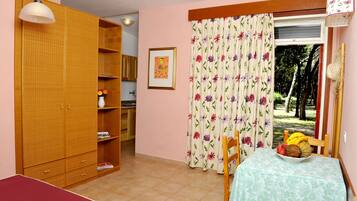 Con arredamento individuale, una scrivania, insonorizzazione