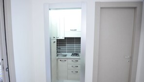 Frigorífic, placa de cuina i utensilis de cuina, vaixella i coberteria