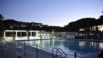 Piscina all'aperto, ombrelloni da piscina, lettini