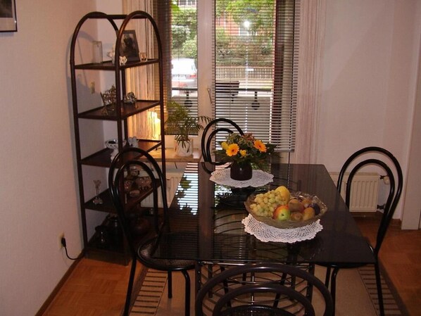 Stovetop, coffee/tea maker, cookware/dishes/utensils