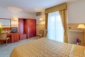 Minibar, Zimmersafe, Schreibtisch, laptopgeeigneter Arbeitsplatz