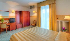 Minibar, Zimmersafe, Schreibtisch, laptopgeeigneter Arbeitsplatz