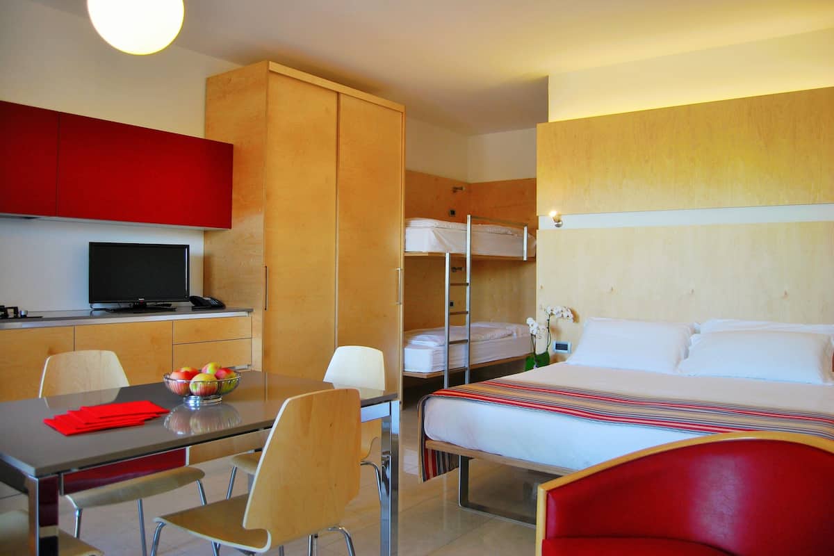 Studio Supérieur, balcon | Couette en duvet d'oie, coffres-forts dans les chambres