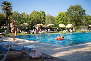 Außenpool (je nach Saison geöffnet), Sonnenschirme, Liegestühle