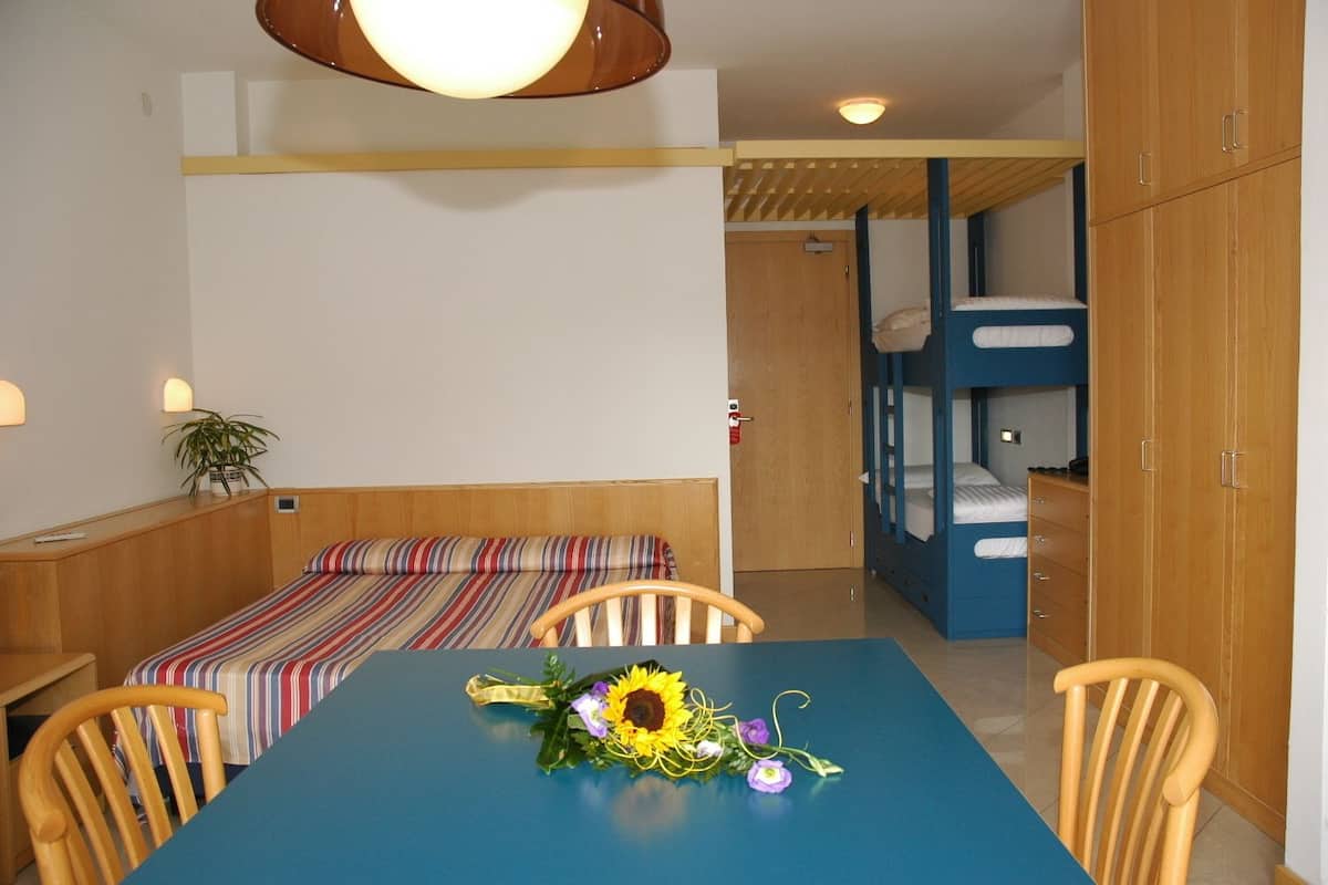 Studio Confort, balcon | Coin cuisine privé | Grand réfrigérateur, micro-ondes, plaque de cuisson