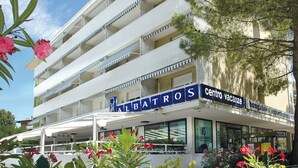 Un hotel de varios pisos con balcones y un letrero que dice "CENTRO vacanze".