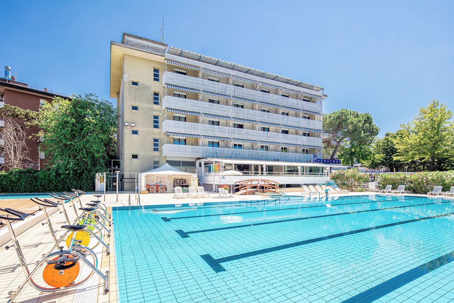 Un hôtel doté d’une piscine, d’un espace extérieur aménagé et d’une zone couverte.