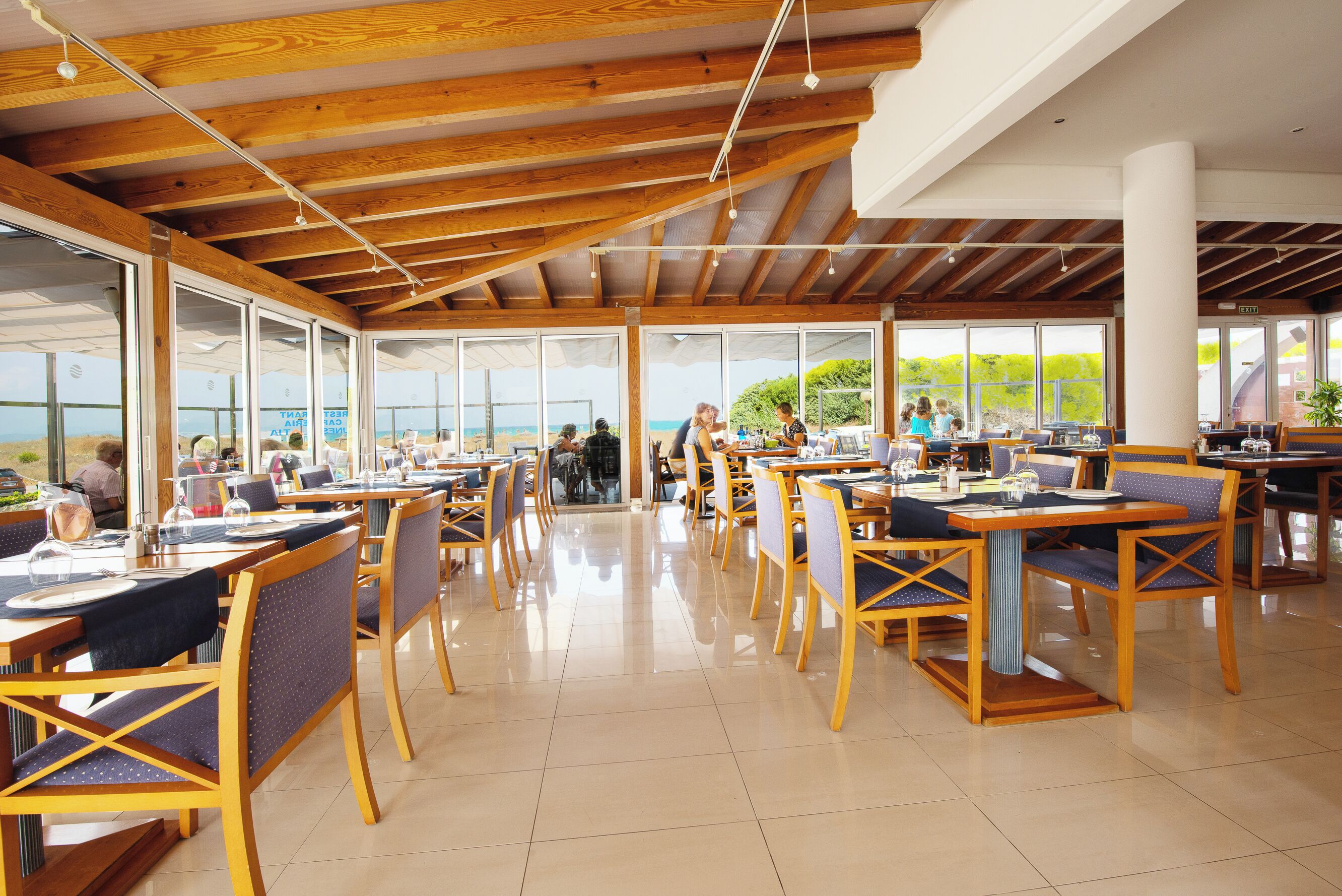 2 restaurants, breakfast, lunch, dinner served; international cuisine 