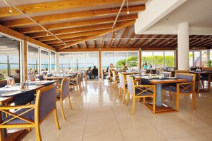 2 restaurants, breakfast, lunch, dinner served; international cuisine