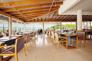 2 restaurantes; se sirve desayuno, almuerzo y cena; cocina internacional