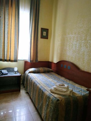 Standard Single Room | Minibar, in-room safe, desk, soundproofing