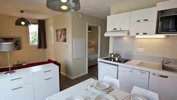 Apartemen Standar, 2 kamar tidur | Makan di kamar