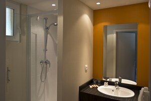 Apartamento estándar, 1 habitación | Ducha del cuarto de baño