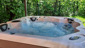 Deluxe Apartment, 1 Bedroom, Hot Tub, Ground Floor | 1 bedroom, blackout drapes, soundproofing, iron/ironing board