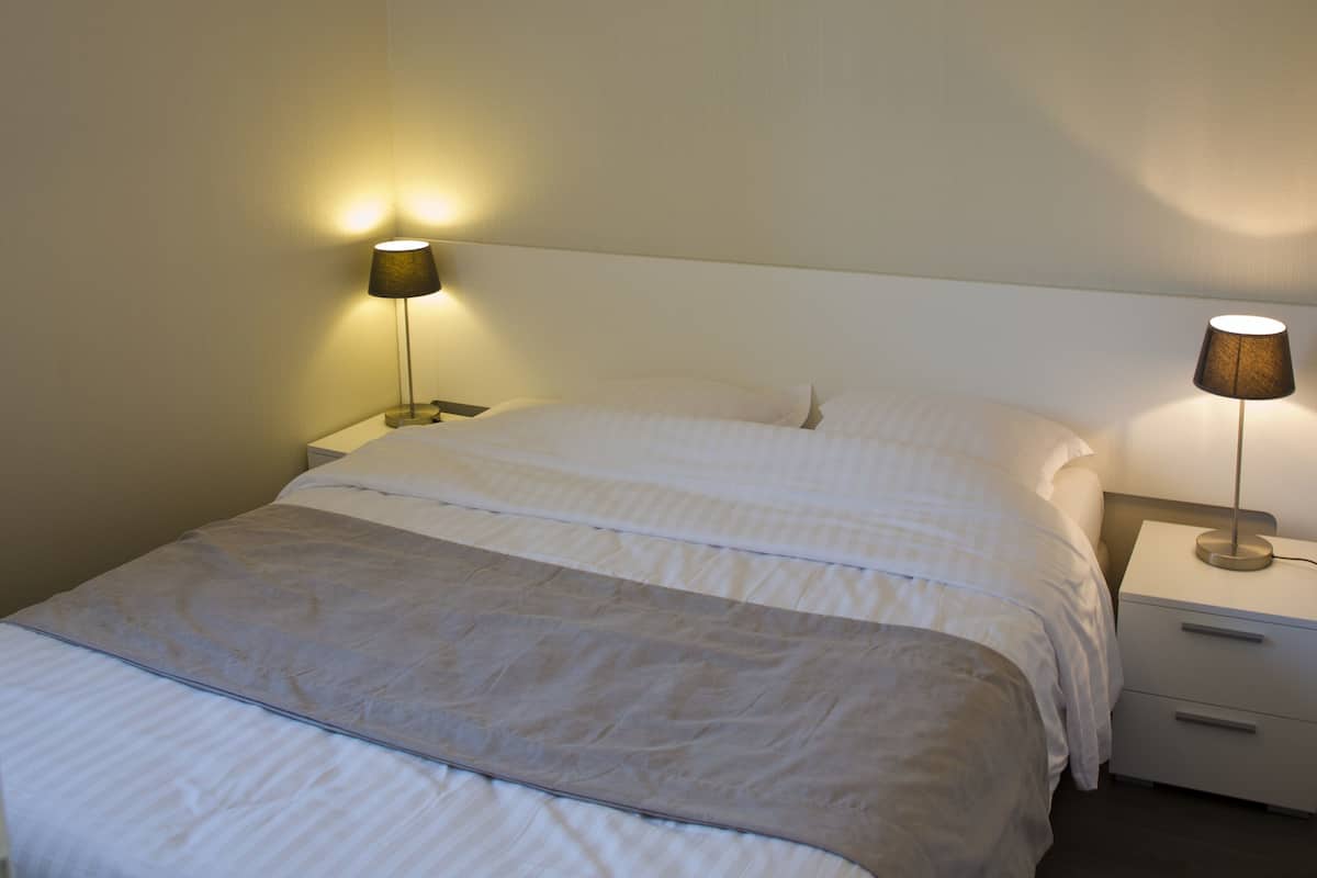 Standaard appartement, 2 slaapkamers | 1 slaapkamer, verduisterende gordijnen, geluiddichte muren