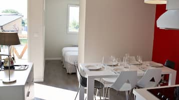 Standard Apartment, 1 Bedroom | In-room dining