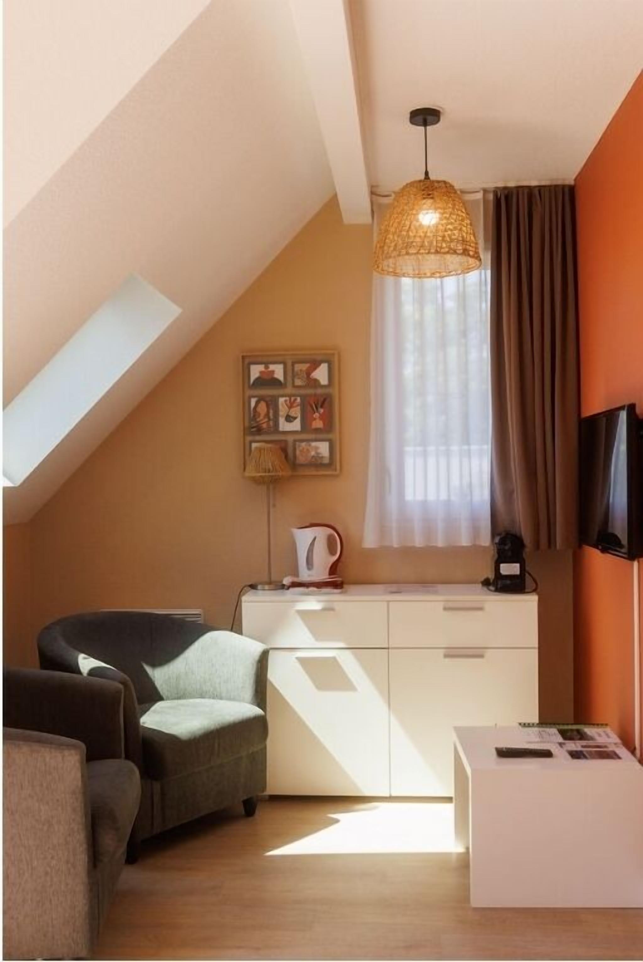 Blackout curtains, soundproofing, iron/ironing board, free WiFi