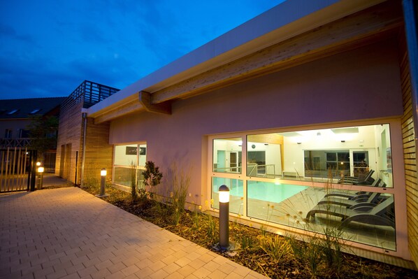 Piscine couverte, chaises longues