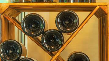 Una botellera de madera con botellas de vino.