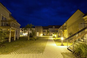 Fassade der Unterkunft – Abend/Nacht