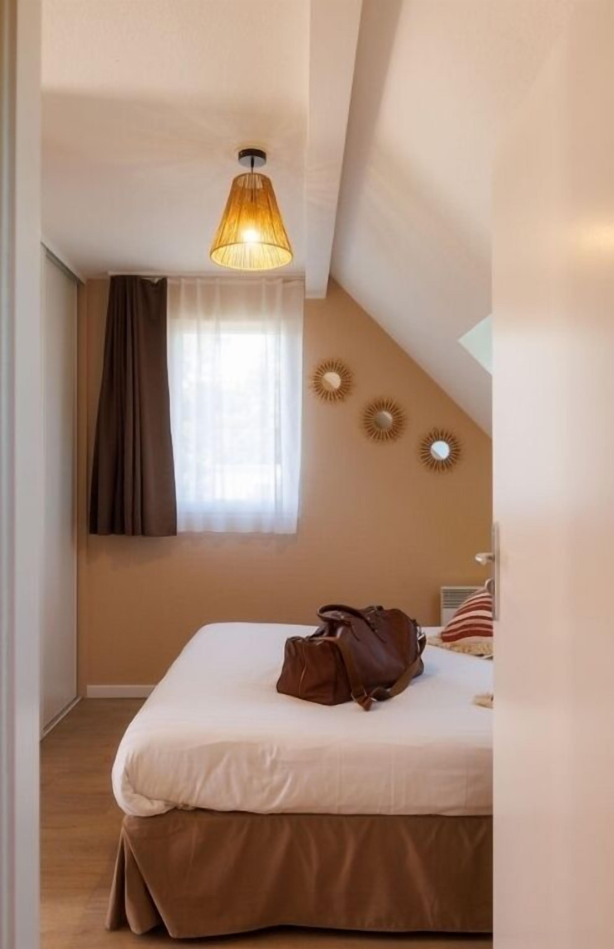 Standard Studio | Blackout drapes, soundproofing, iron/ironing board, free WiFi
