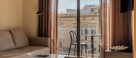 Superior-Apartment, Blick auf den Innenhof, zum Innenhof hin | Wohnbereich | 32-Zoll-Smart-TV mit Digitalempfang