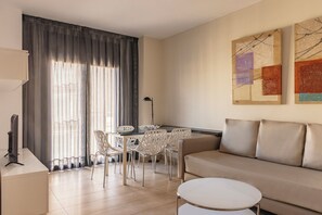 Deluxe Apartment, City View | Living area | 32-inch Smart TV with digital channels - Gran de Gràcia Apartments (Barcelona)