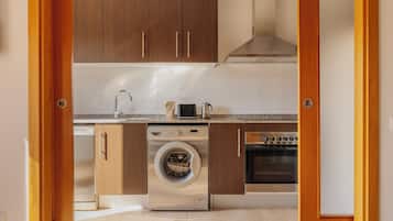 Frigorífico grande, microondas, lavavajillas y cafetera o tetera