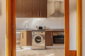 Full-size fridge, microwave, dishwasher, coffee/tea maker - Gran de Gràcia Apartments (Barcelona)