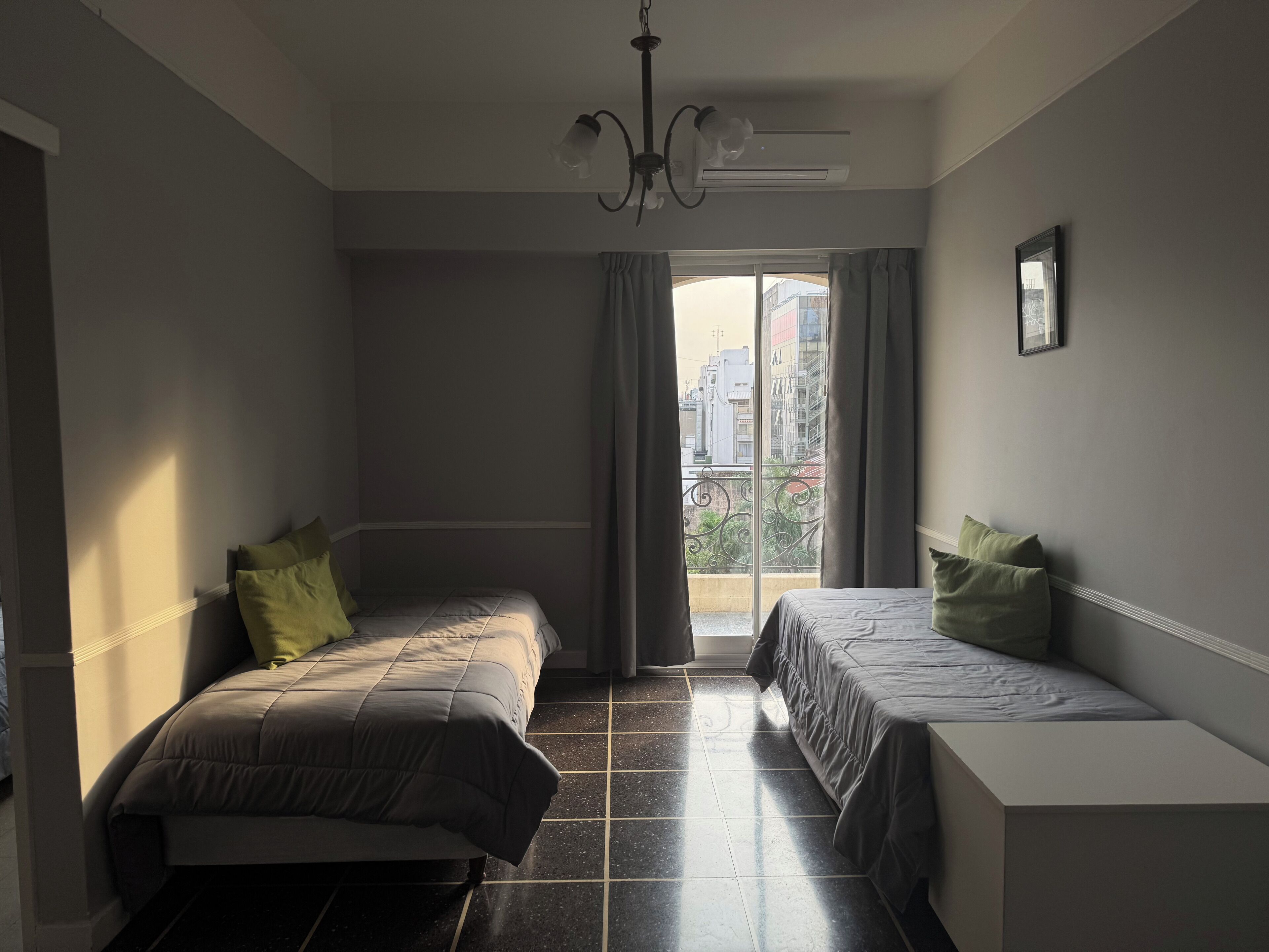 Rideaux occultants, chambres insonorisées, Wi-Fi gratuit, draps fournis