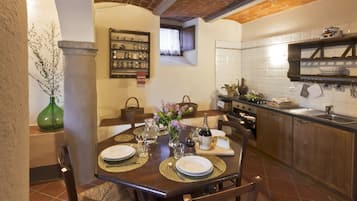 Departamento, 2 habitaciones, con acceso para personas discapacitadas (Stalla Ugo) | Cocineta privada | Microondas, horno, parrilla de estufa y tetera eléctrica