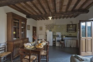 Departamento, 2 habitaciones (Moraiolo) | Cocineta privada | Microondas, horno, parrilla de estufa y tetera eléctrica 