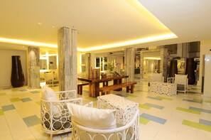 Coin salon dans le hall