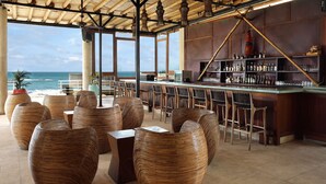 Poolside bar - Home@36 Condotel (Kuta)