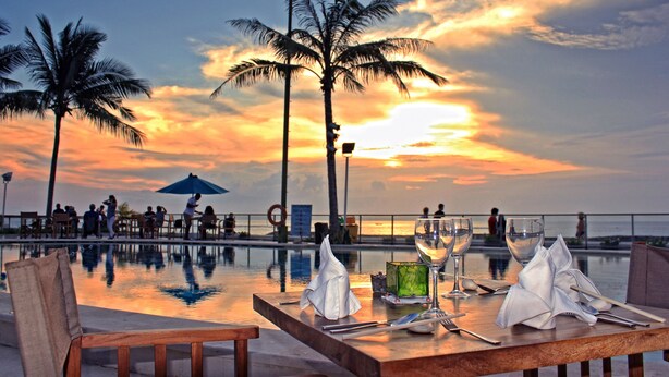3 restaurants; breakfast, lunch, and dinner served - Home@36 Condotel (Kuta)
