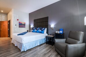 Phòng cơ bản, trang thiết bị hỗ trợ người có khó khăn khi di chuyển, tầng trệt | Bộ đồ giường cao cấp, bàn, khu vực làm việc phù hợp cho laptop 
