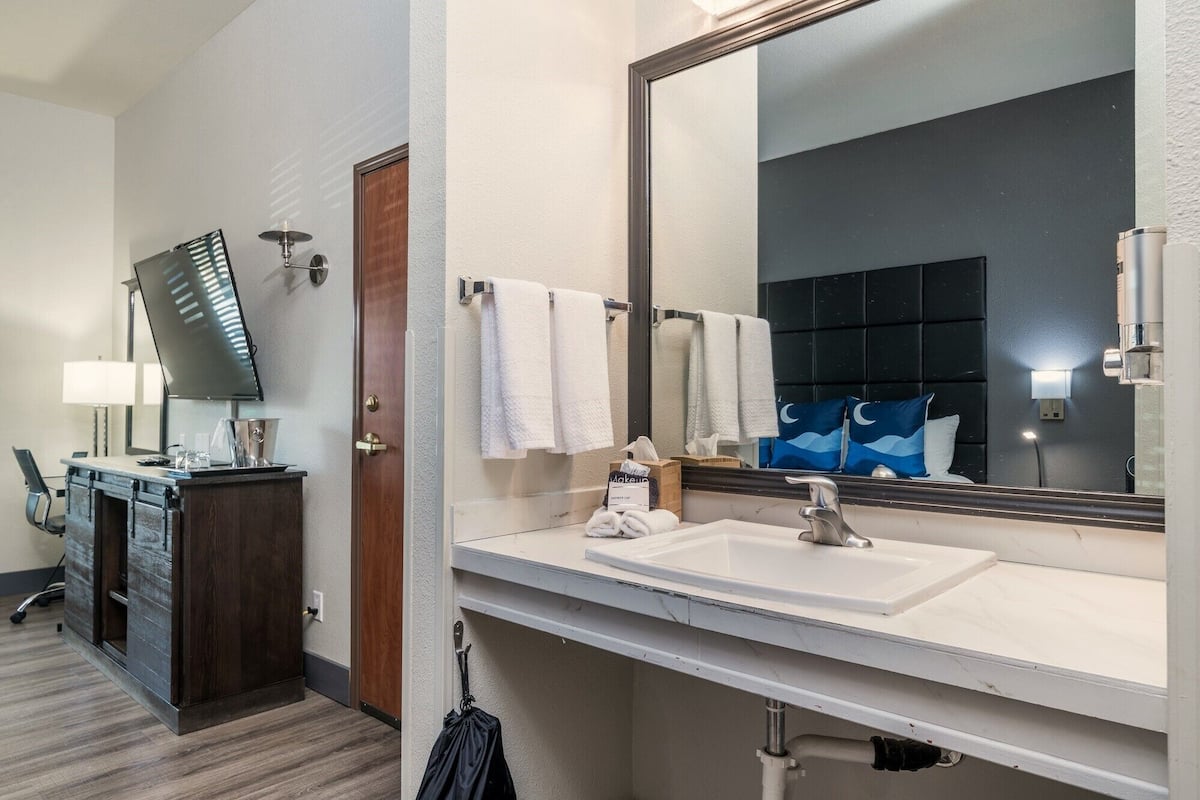 basic room | 1 bedroom, premium bedding, desk, laptop workspace