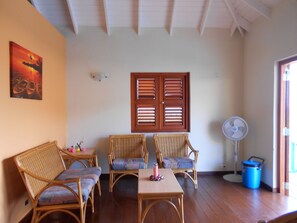 Comfort bungalow, 2 slaapkamers | Woonkamer | Een televisie