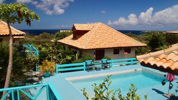 Piscina externa, guarda-sóis, espreguiçadeiras