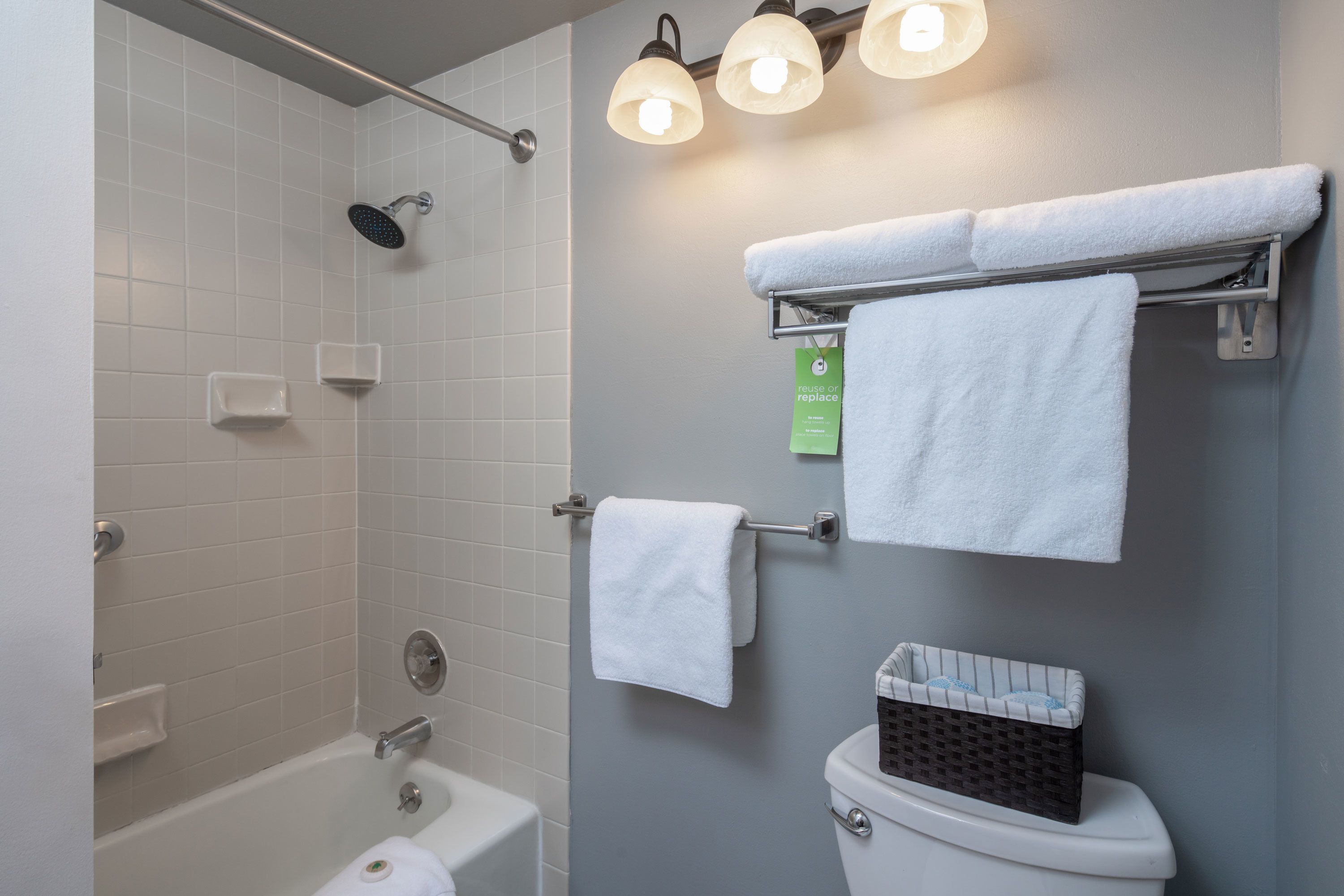 combined shower/bathtub, hair dryer, towels