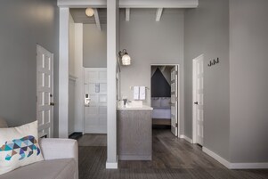 套房, 1 张特大床, 壁炉 (King Fireplace Suite) | 防过敏的被褥、遮光窗帘、熨斗/熨衣板、免费 WiFi